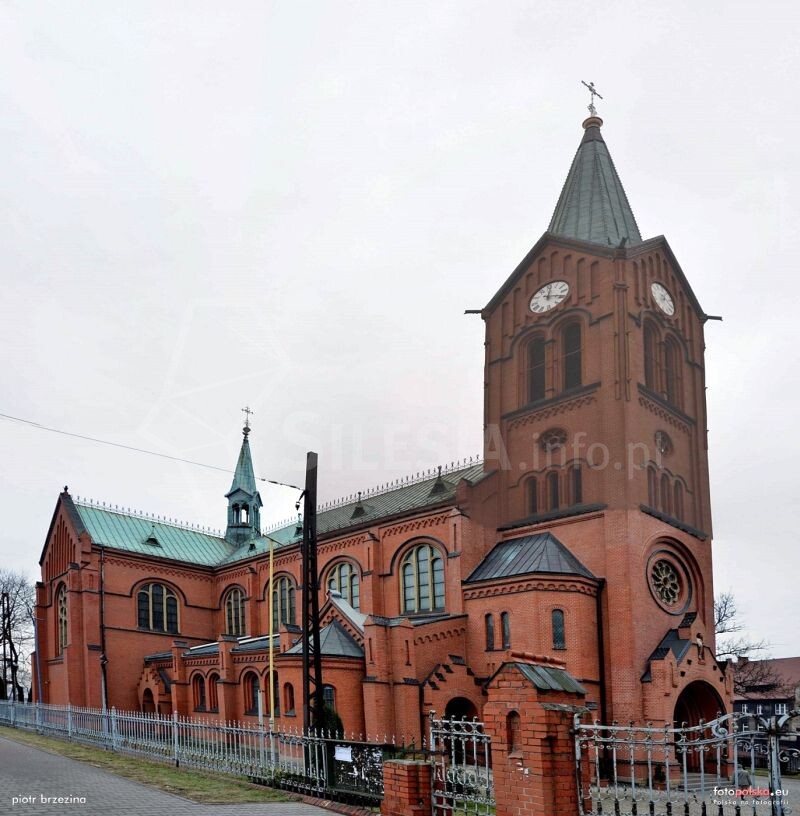 Ceglany kościół parafialny Najświętszego Serca Pana Jezusa w Szombierkach – współczesny widok od frontu.