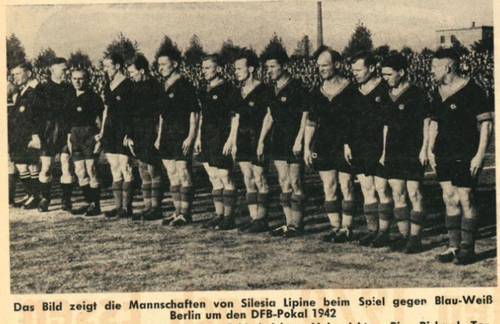 Zeskanowany, czarno-biały wycinek z niemieckiej gazety z 1942 roku, przedstawiający zdjęcie drużyny piłkarskiej TuS Lipine ustawionej w dwóch rzędach na boisku.