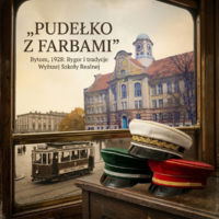 Grafika w stylu retro ukazująca widok z okna tramwaju na gmach dawnej Wyższej Szkoły Realnej w Bytomiu (Tuschkasten, obecnie IV LO). Na pierwszym planie leżą trzy kolorowe czapki uczniowskie, w tle widać zabytkowy tramwaj do Lipin.