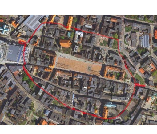 Współczesne zdjęcie lotnicze centrum Bytomia z orientacyjnym przebiegiem dawnych murów miejskich