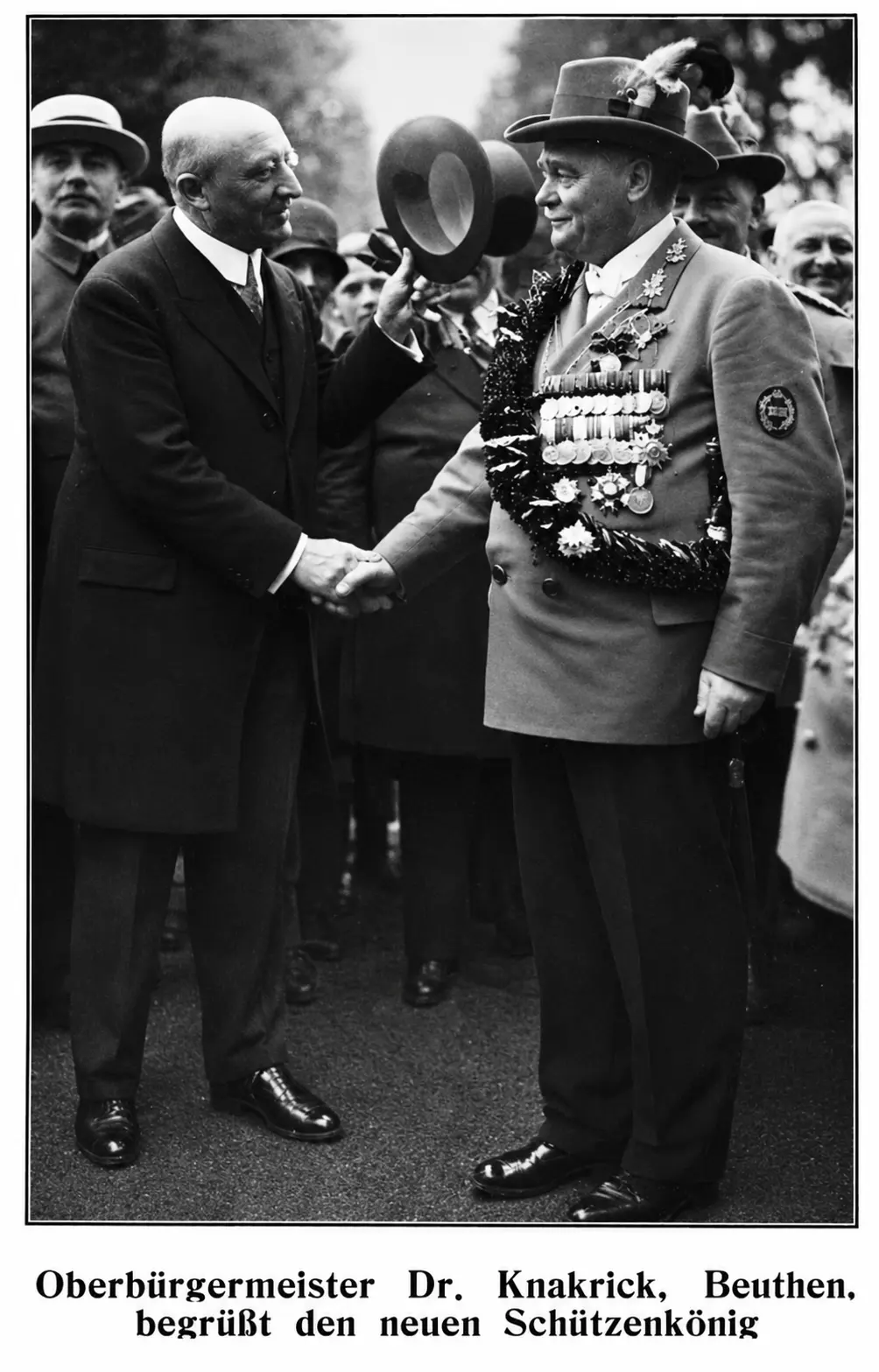Nadburmistrz Adolf Knakrick wita nowego króla strzeleckiego w Bytomiu