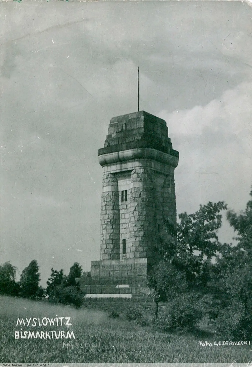 Czarno-białe zdjęcie historyczne przedstawiające monumentalną Wieżę Bismarcka w Mysłowicach na Słupeckiej Górce, ok. 1910 roku.