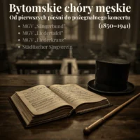 Zanim zamilkły pieśni. Złoty wiek bytomskich chórów męskich Zabytkowa partytura i batuta dyrygenta na dębowym biurku. Wizualizacja symbolizująca działalność męskich towarzystw śpiewaczych w Bytomiu w latach 1850-1941.