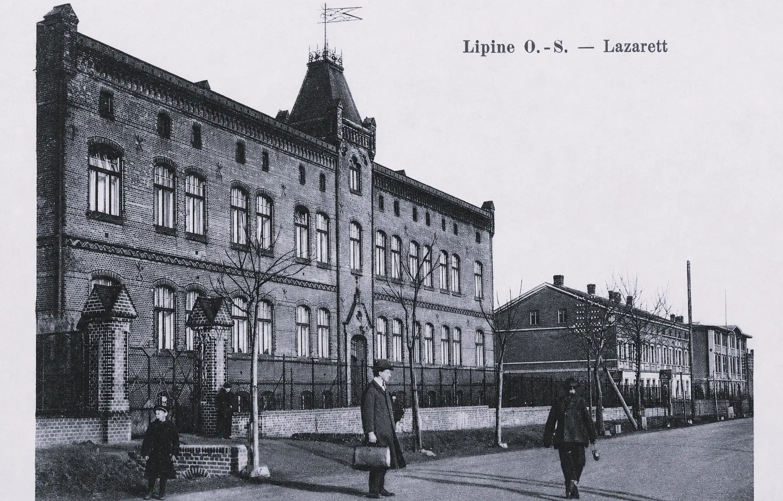 Das Hüttenkrankenhaus in Piasniki und die Gebäude des Komplexes auf einer Postkarte vom Beginn des 20. Jahrhunderts