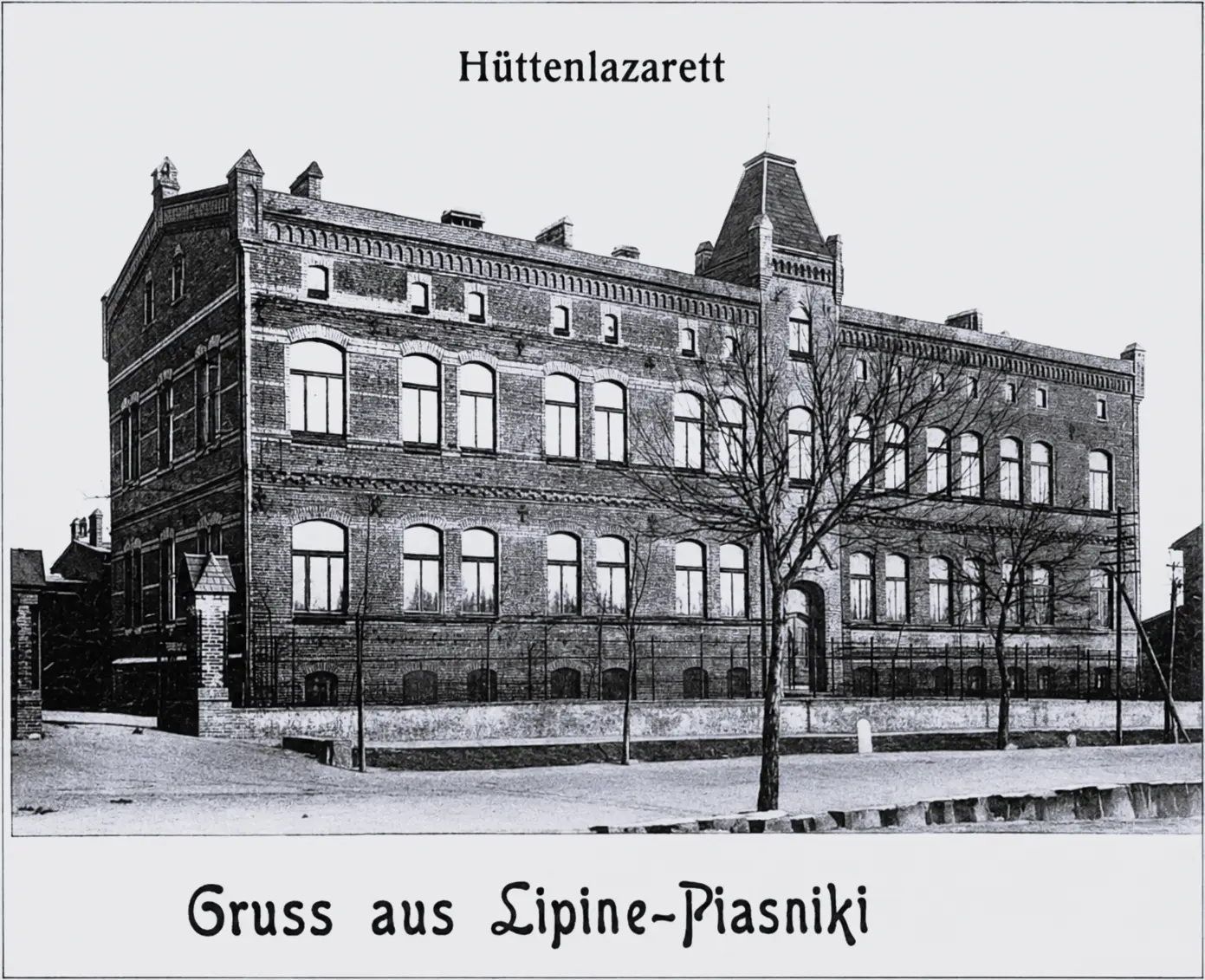Das Hüttenkrankenhaus in Piasniki mit seinem charakteristischen Türmchen auf einer Postkarte vom Beginn des 20. Jahrhunderts