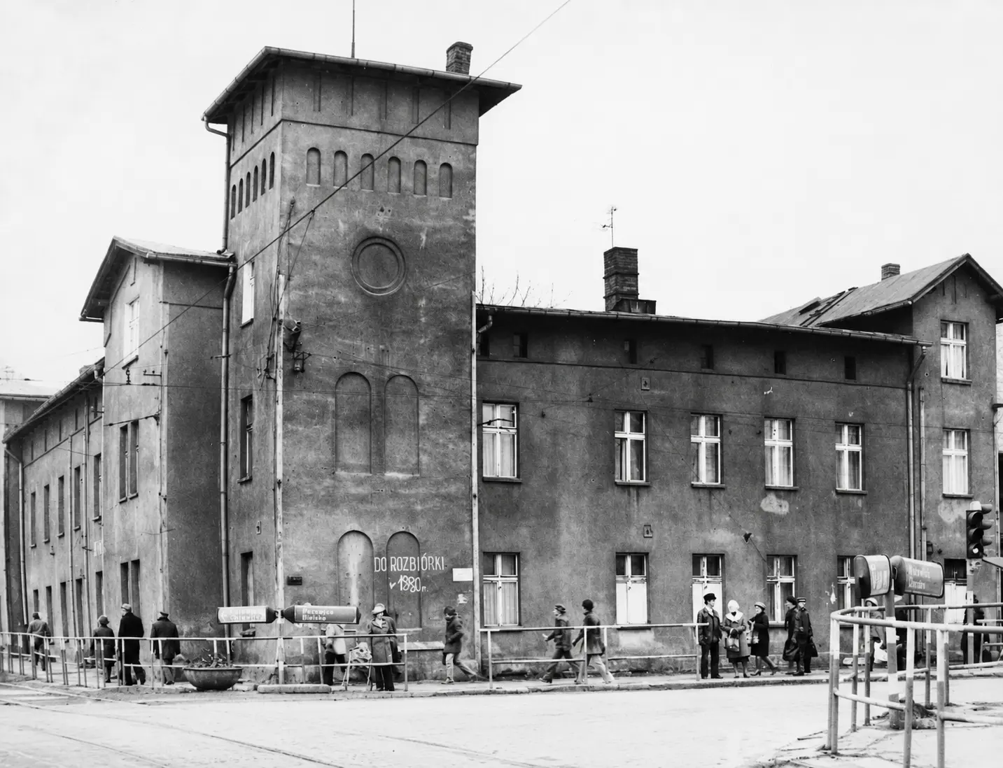 Das Turmhaus in Piasniki mit der Aufschrift „Zum Abriss 1980“