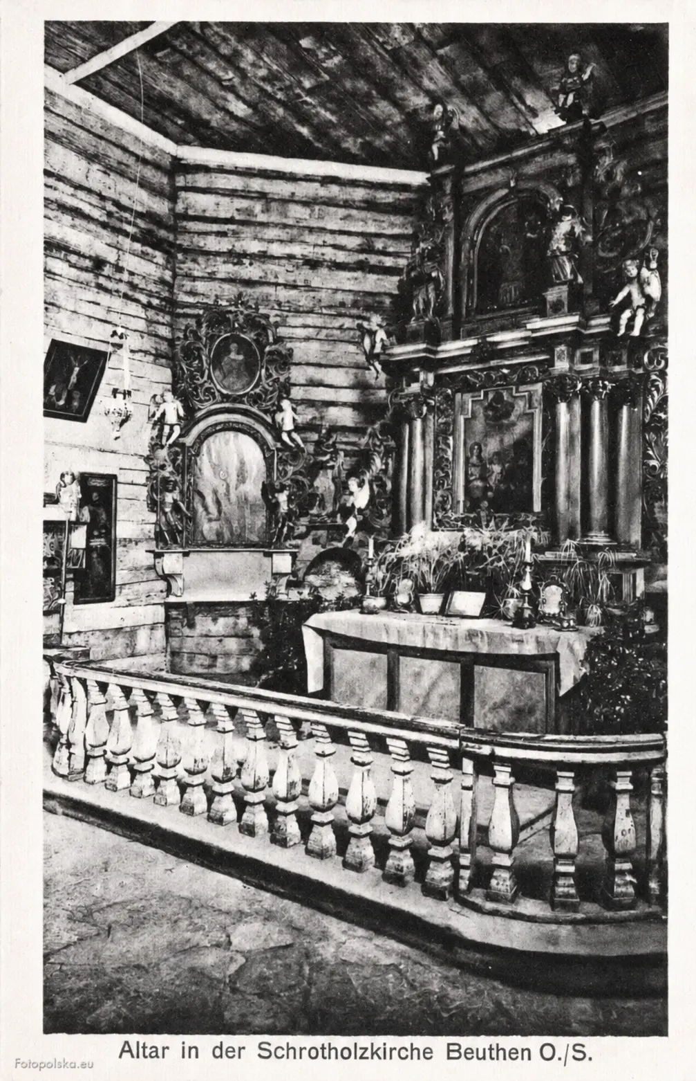 Wnętrze i ołtarz kościółka Schrotholzkirche w Bytomiu – archiwalne zdjęcie Archiwalna fotografia wnętrza zabytkowego kościółka drewnianego (Schrotholzkirche) w Bytomiu, ukazująca barokowy ołtarz główny i drewnianą balustradę.