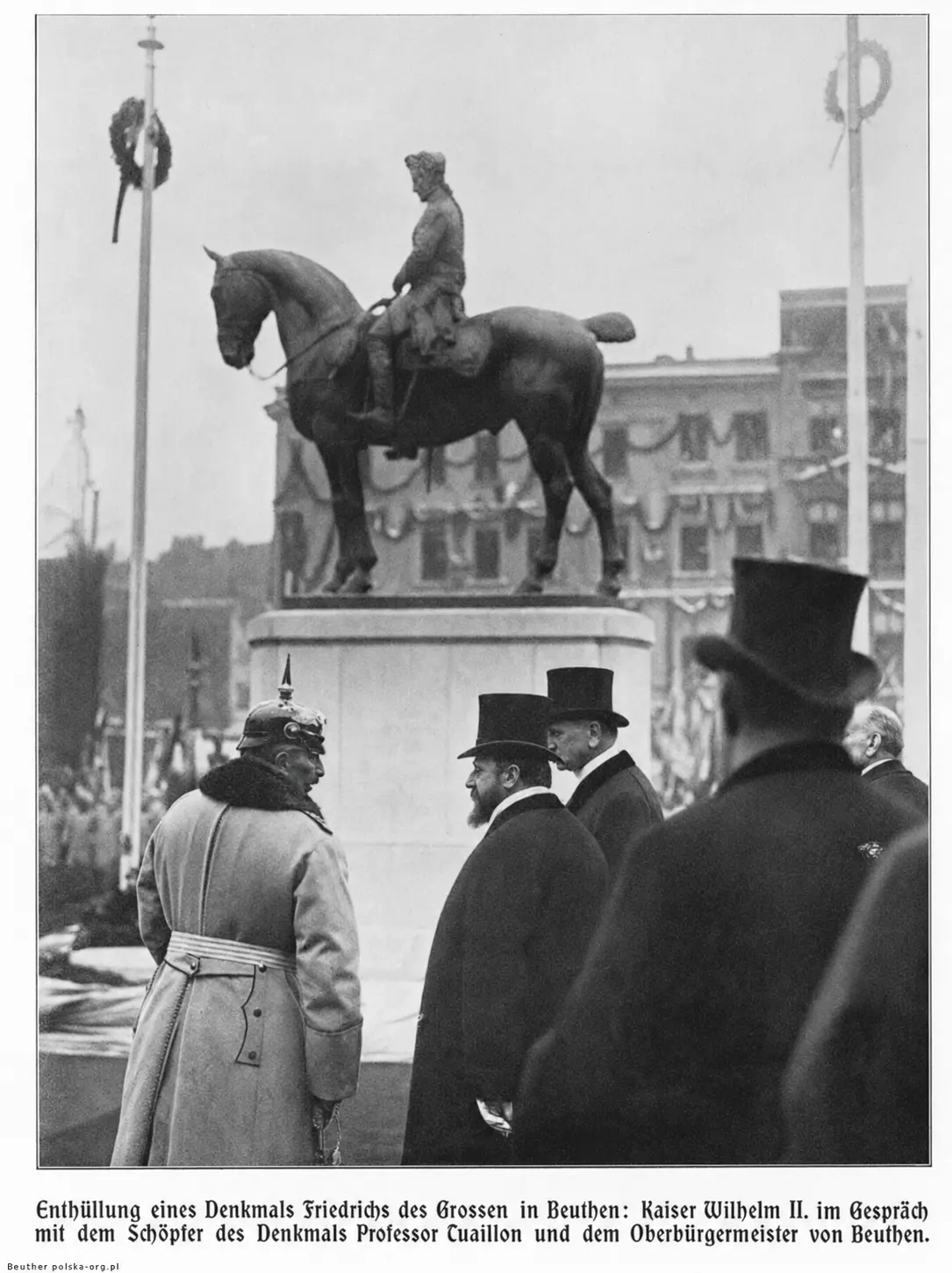 Odsłonięcie pomnika Fryderyka Wielkiego w Bytomiu (1910) – cesarz Wilhelm II i dr Georg Brüning Archiwalna fotografia z odsłonięcia pomnika Fryderyka Wielkiego w Bytomiu (1910). Cesarz Wilhelm II w rozmowie z rzeźbiarzem Louisem Tuaillonem i nadburmistrzem Georgiem Brüningiem.